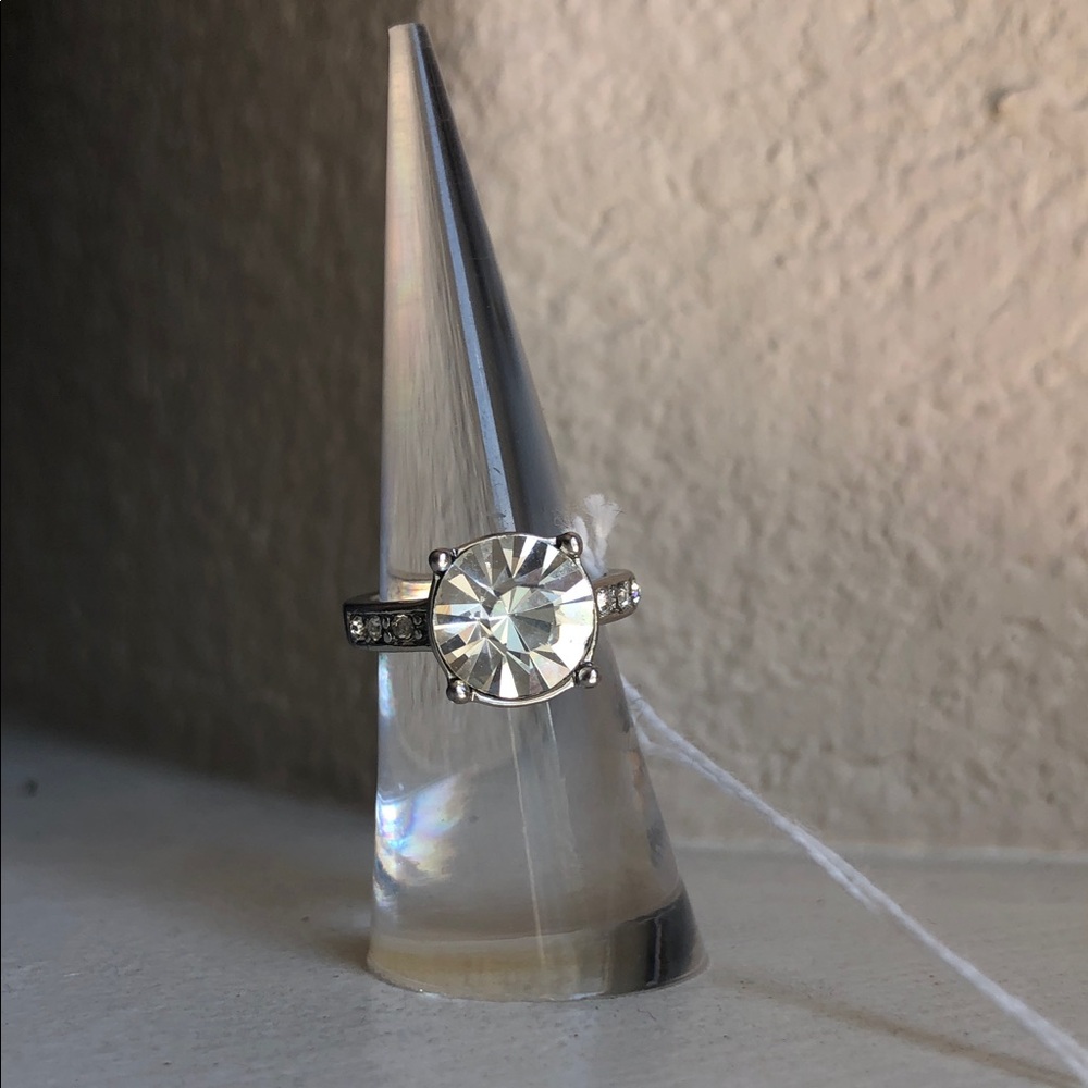Elegant Silver Ring with Clear Gemstone